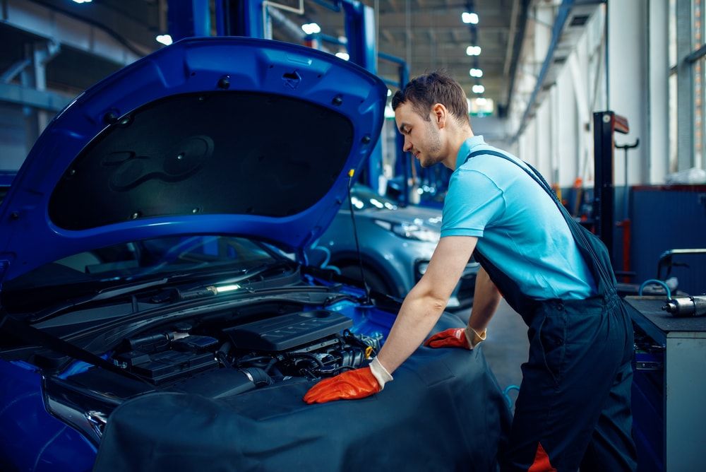 Técnico trabajando en el compartimento del motor